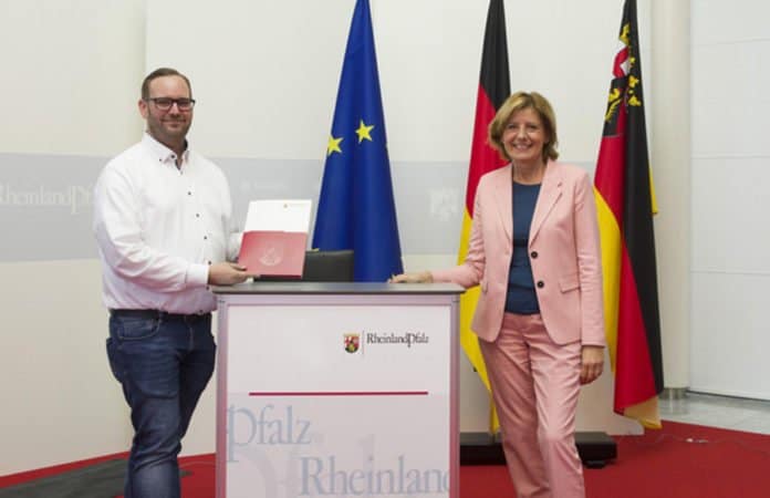 Übergabe Förderbescheid an Ehrenamtsagentur Trier