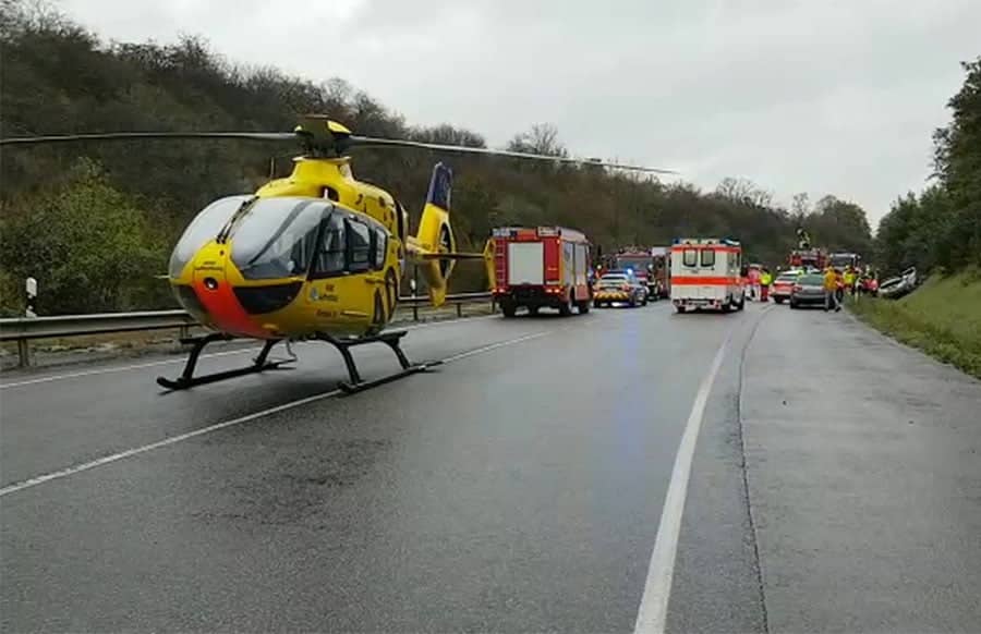 furchtbarer crash auf der l151 zwei personen lebensgefahrlich verletzt