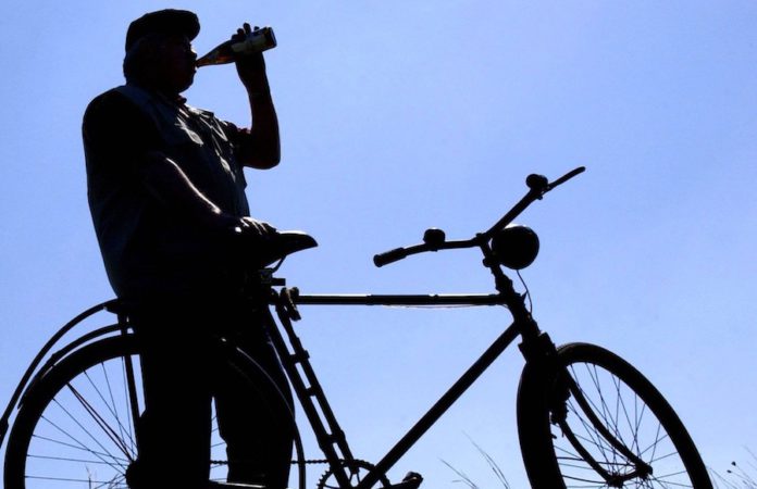 Betrunkener Rentner stürzt in Saar Passanten helfen