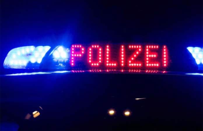 Polizeiwagen mit leuchtendem Schild