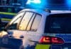 Schwer verletzter Fahrer und tote Frau: Polizei prüft Verbindung zwischen Unfall und Leichenfund Polizeiwagen