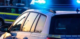 Kell am See: Vorfahrt missachtet – Fahrer flüchtet nach Crashs Polizeiwagen