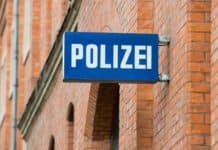 Mit 2,7 Promille auf die Wache: Radfahrer sucht Rat und wird erwischt Polizeiwache Schild