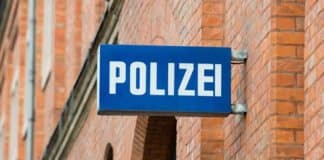 Mit 2,7 Promille auf die Wache: Radfahrer sucht Rat und wird erwischt Polizeiwache Schild