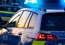 Anzeigen wegen Straßenverkehrsgefährdung und Nötigung auf K 77 Polizeiwagen mit Blaulicht