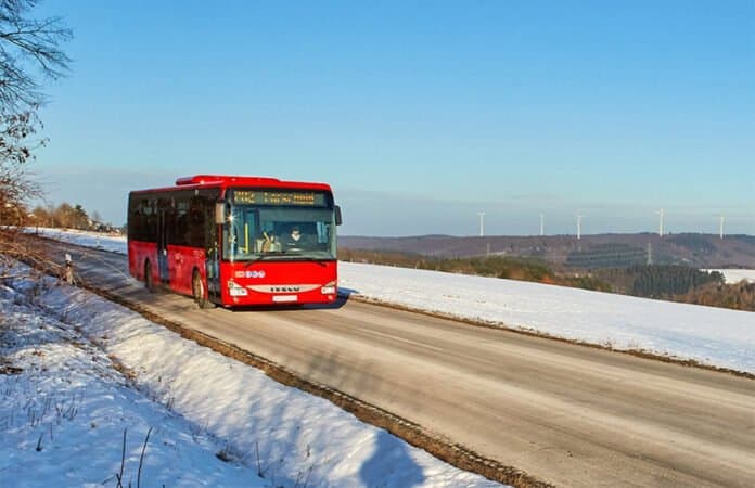 Ein Bus der VRT im Hochwald