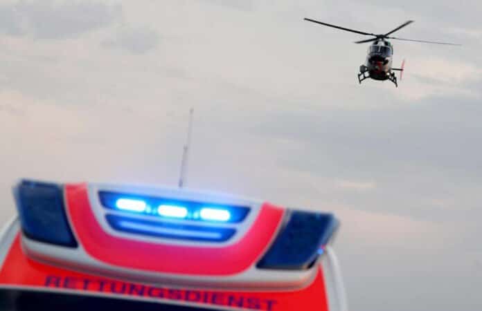 Hubschrauber und Rettungswagen bei einem Unfall