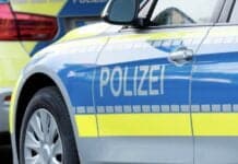 Callcenter-Betrug in Morbach: 87-Jährige übergibt Schmuck an falsche Polizeibeamte Polizeiwagen