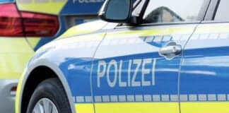 Callcenter-Betrug in Morbach: 87-Jährige übergibt Schmuck an falsche Polizeibeamte Polizeiwagen