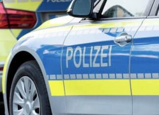 Callcenter-Betrug in Morbach: 87-Jährige übergibt Schmuck an falsche Polizeibeamte Polizeiwagen