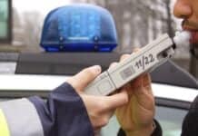 RLP: Sturzbetrunkener Transporter-Fahrer kann sich kaum auf Beinen halten