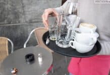 RLP: Dehoga warnt vor dem Minijob-Aus Eine Servicekraft beim Bedienen in der Gastronomie