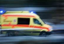 Von PKW aufgeladen und auf Fahrbahn geschleudert: 66-Jähriger fährt 89-Jährige an