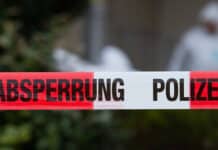 Tödlicher Brand: Ehepaar stirbt bei Feuer in seinem Haus Polizeiabsperrung mit Spurensicherung an einem Tatort.