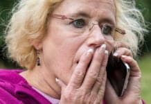 Aufmerksame Nachbarin verhindert Betrug nach Schockanruf Eine Frau am Telefon