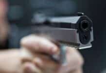 Bedrohung mit Schusswaffe im Saarland — Eskalation nach Kopfstoß in Gaststätte