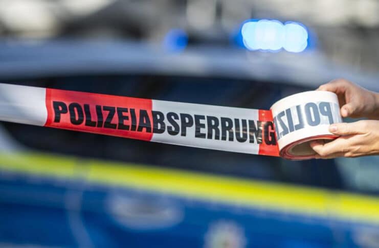 Tödlicher Unfall bei Rockeskyll: 76-jähriger Fahrer prallt gegen Baum und stirbt Polizei-Absperrband mit Polizeiauto