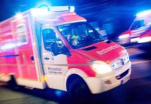 Lkw-Auflieger kracht in Kurve gegen mehrere Autos – Fahrer hält nicht an