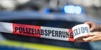 Prozess wegen versuchten Mordes in Trier: 43-Jähriger nach Messerattacke in der Saarstraße vor Gericht Polizei-Absperrband mit Polizeiwagen