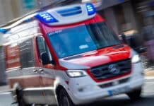 Siebenjähriges Kind an Waschanlage von Taxi erfasst und verletzt