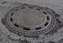 Kanaldeckel aus Verankerung geschleudert: Ermittlungen nach Explosion in Saarbrücken