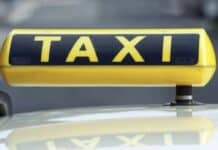 Spuck-Attacke und rohe Gewalt: Fahrgast verwüstet Taxi und prügelt auf Fahrer ein!