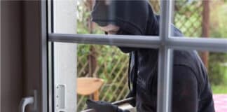 Einbruchserie im Raum Trier: Kriminalpolizei sucht Zeugen nach mehreren Taten Ein Einbrecher hebelt eine Terassentür auf