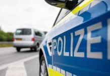 Blitzer-Anlage am Schönfelderhof beschädigt: Polizei sucht Zeugen Polizeiwagen an der Autobahn
