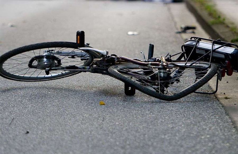 Pedelec-Fahrerin-nach-Sturz-schwerstverletzt-Pkw-Fahrer-fl-chtet