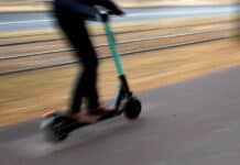 Frontalcrash auf Radweg: 15-Jährige mit E-Scooter und Radfahrer schwer verletzt
