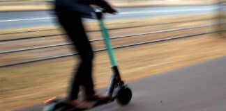 Frontalcrash auf Radweg: 15-Jährige mit E-Scooter und Radfahrer schwer verletzt