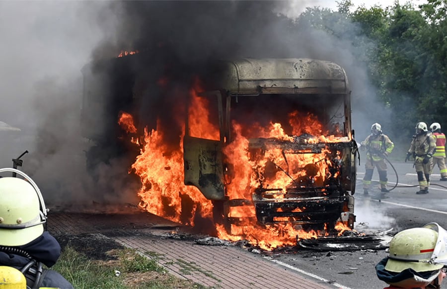 Sattelzug-brennt-auf-A3-ab-Dreist-ndige-Vollsperrung