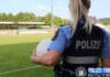 Trier: Polizei spricht von gelungenem Fußballeinsatz im Moselstadion Polizistin mit Ball im Trierer Moselstadion