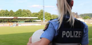 Trier: Polizei spricht von gelungenem Fußballeinsatz im Moselstadion Polizistin mit Ball im Trierer Moselstadion