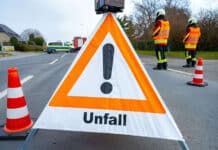 Crash im Hunsrück: Fahrer kracht in Pkw und schiebt drei Fahrzeuge ineinander