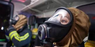 Giftige Dämpfe und Explosionsgefahr: Feuerwehr löscht Brand in Chemiebetrieb Feuerwehrleute beim Einsatz bei einem Gasalarm.