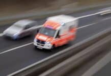 Medizinischer Notfall: Busfahrer kracht in Pkw und Hauswand