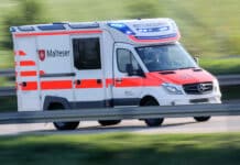 Wollte Traktor überholen – Rollerfahrer schwer verletzt Rettungswagen Malteser