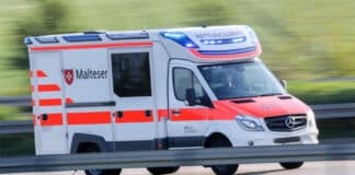 Wollte Traktor überholen – Rollerfahrer schwer verletzt Rettungswagen Malteser