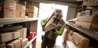 Idar-Oberstein: Feuerwehr befreit eingesperrten Paketzusteller aus Laderaum