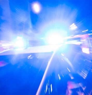 Hinter’m Steuer! Scheinbar “verstorbene Person” war nur eigenen Rausch am ausschlafen!