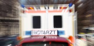 RLP: Schrecklicher Badeunfall – 11-Jähriger stirbt im Krankenhaus Rettungswagen und Notarztwagen