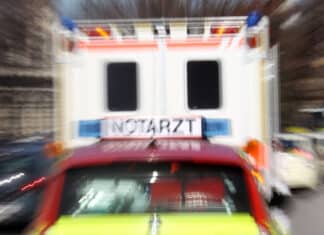 RLP: Schrecklicher Badeunfall – 11-Jähriger stirbt im Krankenhaus Rettungswagen und Notarztwagen