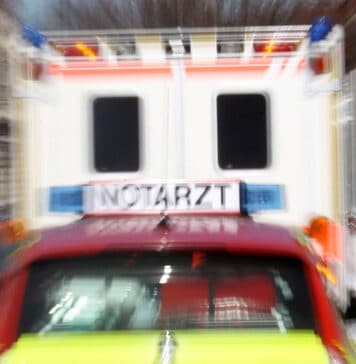 89-Jähriger an Zebrastreifen frontal erfasst – Lebensgefahr! Rettungswagen und Notarztwagen
