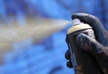 Graffiti-Schmierereien in Thalfang: Sitzbänke, Kanaldeckel, Mauern, Pflastersteine besprüht