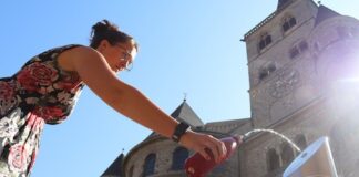 Trier: Erfrischung auf Knopfdruck – Trinkwasserbrunnen wieder in Betrieb Eine frau am trinkwasserspender vor dem Trierer Dom