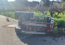 Zu schnell in die Kurve: 16-Jährige kippt mit Traktor um