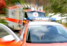 Nach Sturz von Tribüne: Verunglückter Fan stirbt im Krankenhaus Notarzt und Rettungswagen