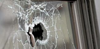 Region: Reifen an PKW zerstochen — Fenster mit Steinen demoliert