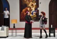 „Brüder im Nebel“: Theater Trier zeigt fulminante Kirchensatire „Kardinalfehler“